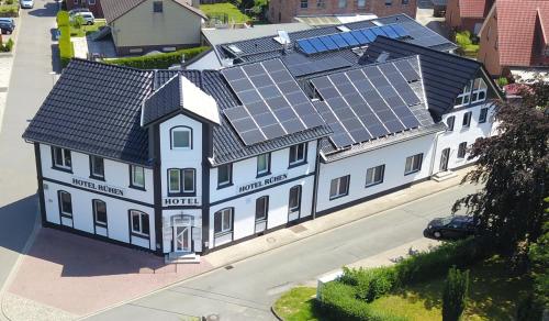 una vista aérea de una casa con paneles solares en Hotel Rühen, 24 Stunden Check in, Küche, kostenfreie Parkplätze, en Rühen