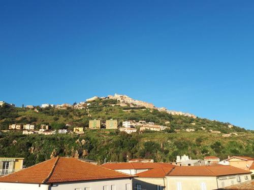 uma montanha com casas no topo de uma cidade em House of sea em Nicotera