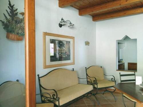 2 sillas y una mesa en una habitación en Villa Paladino Solunto, en Santa Flavia