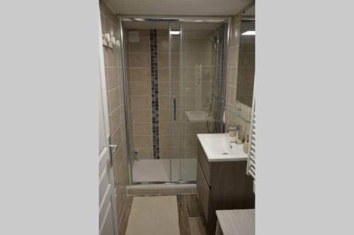 une salle de bain avec une douche, un lavabo et une baignoire dans l'établissement Vue Sainte Victoire, proche Aix-en-Provence, à Pourrières