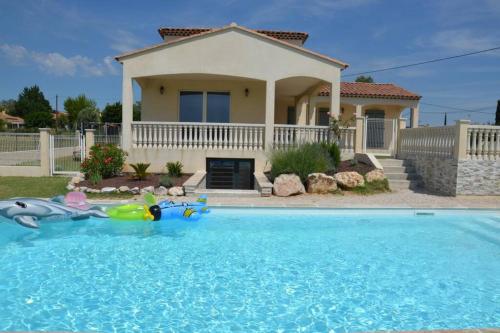 une maison avec une piscine devant une maison dans l'établissement Vue Sainte Victoire, proche Aix-en-Provence, à Pourrières