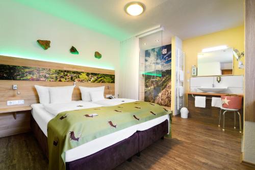 Säng eller sängar i ett rum på Holzschuhs Schwarzwaldhotel