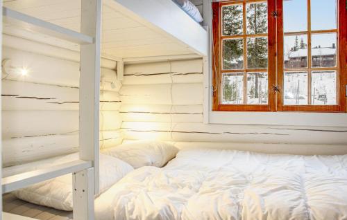 Cama blanca en habitación con escalera en Privatn en Hemsedal