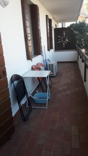 a patio with a table and chairs on a balcony at Appartamentino uso esclusivo in Padova