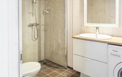 La salle de bains est pourvue d'une douche, de toilettes et d'un lavabo. dans l'établissement Gorgeous Home In Sjusjen With House A Mountain View, à Sjusjøen