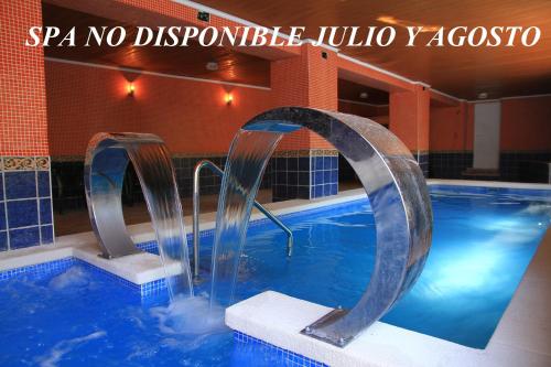 Piscina de la sau aproape de Hotel Spa Venta Ticiano