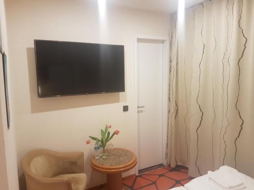 Télévision ou salle de divertissement dans l'établissement Elbgalerie Hotel