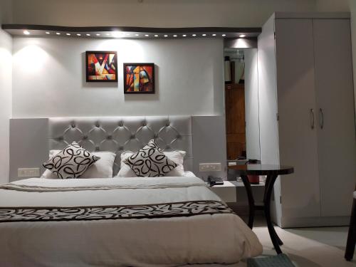 Postel nebo postele na pokoji v ubytování Hotel Prabhat