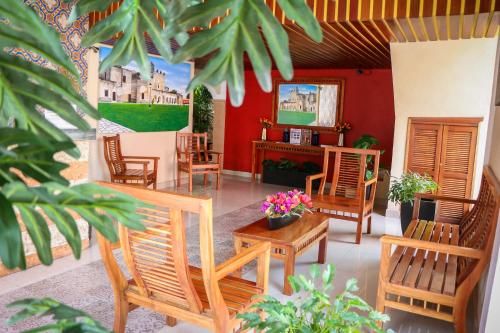 a living room with chairs and a table at Hotel Gayser in Valladolid