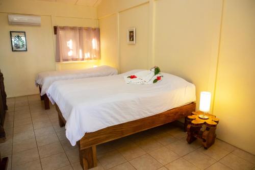 Ένα ή περισσότερα κρεβάτια σε δωμάτιο στο Jungle Lodge at Wild Sun Rescue Center
