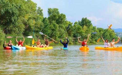 a group of people in kayaks on the water at Jardines de Viana in Viana
