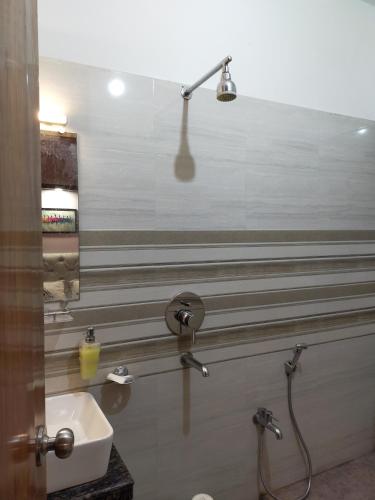 Koupelna v ubytování Hotel Prabhat