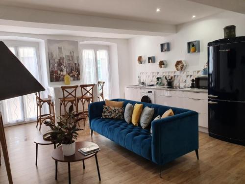 バスティアにあるAppartement de charme citadelle Bastiaのリビングルーム(青いソファ付)、キッチン