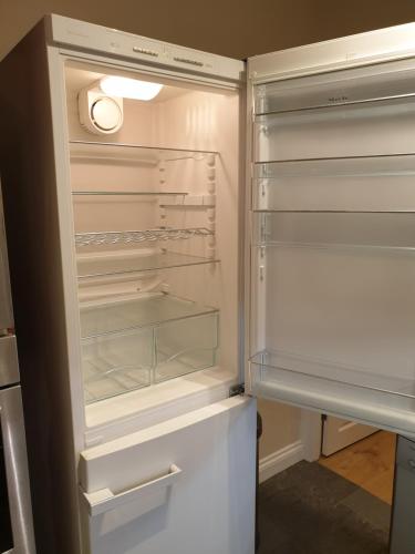 einem leeren Kühlschrank mit offener Tür in der Küche in der Unterkunft London Luxury 3 Bedroom Flat 1min walk from Underground, with FREE PARKING Sleeps x10 in London