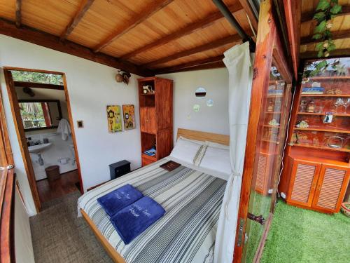 - une petite chambre avec un lit dans l'établissement Casa en el Árbol, à Suesca