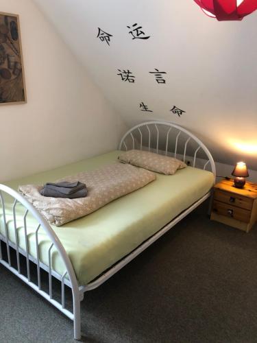 Ένα ή περισσότερα κρεβάτια σε δωμάτιο στο Ferienwohnung Aretsried 2