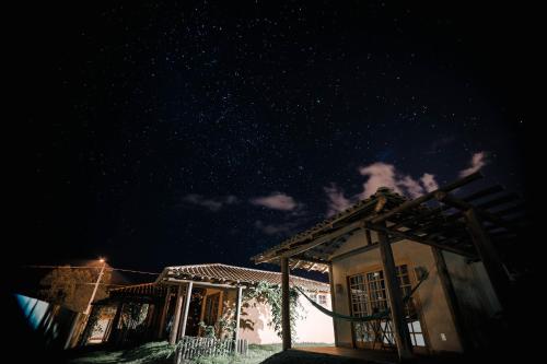 a house at night with a starry sky at Vila Gaia Guest House in Alto Paraíso de Goiás