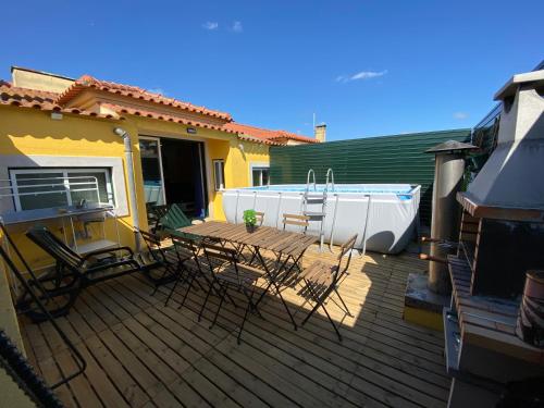 een terras met stoelen, een tafel en een bad bij Azeitão Duplex with pool 25 min from Lisbon in Azeitao