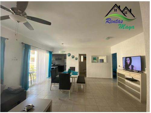 sala de estar con TV y comedor en Departamento Blue Vacacional en Playa del Carmen