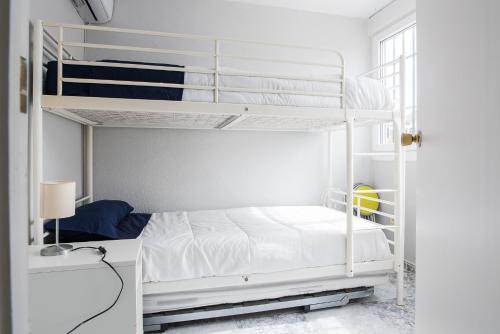 - une chambre avec 2 lits superposés et un bureau dans l'établissement MalagaOnBeach 2 - Two bedrooms - up to 7 people - 30 meters beach, à Malaga