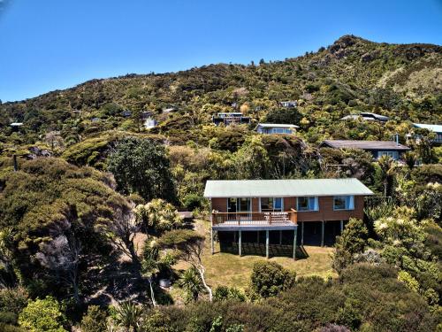 Seaview, Sun and Surf - Piha Holiday Home