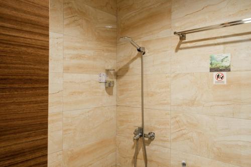 Koupelna v ubytování RedDoorz Plus near Lippo Mall Kemang 2
