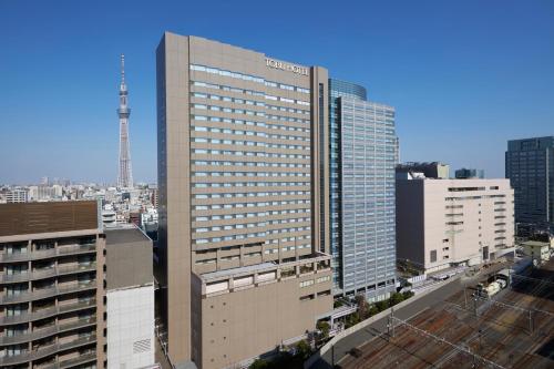 ein hohes Gebäude mit Stadtblick in der Unterkunft Tobu Hotel Levant Tokyo in Tokio