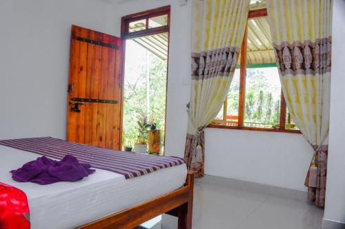 1 dormitorio con 1 cama y una ventana con cortinas en Ella Supreme Villa, en Ella