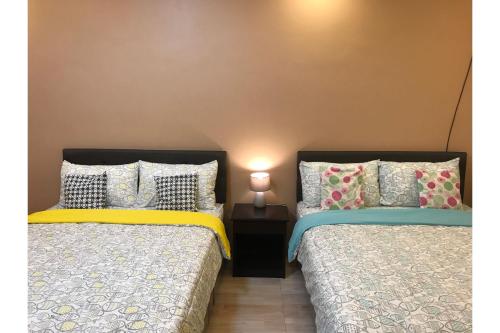 سرير أو أسرّة في غرفة في OYO 601 Guest Hotel