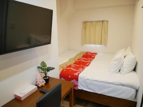 TV a/nebo společenská místnost v ubytování Tokyo shinjukutei Hotel Asahi gruop 東京新宿亭ホテル