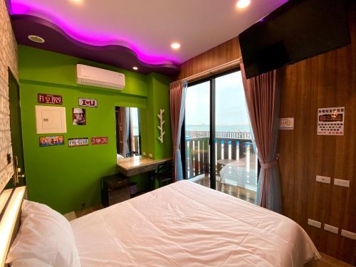 Postel nebo postele na pokoji v ubytování 奧斯卡海景民宿Oscar Boutique Seaview Homestay