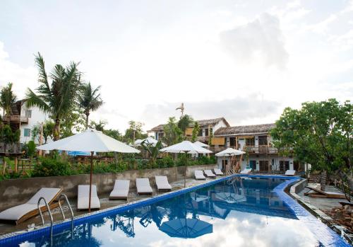 Hồ bơi trong/gần Stop And Go Lang Chai Boutique Resort