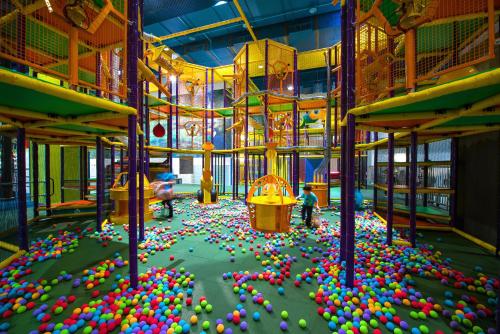 Habitación grande llena de pelotas en un parque infantil en Grand Royal Hotel en Toufen