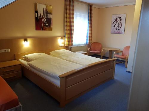 A bed or beds in a room at Pension "Zum Schwan"