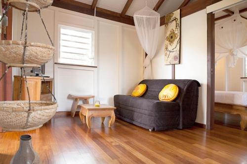 a living room with a black couch with yellow pillows at Domaine Saint-François in Saint-François