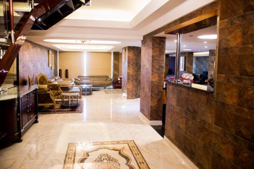 um lobby de um hotel com uma sala de estar em Luxury Duplex penthouse with Full Great Nile view, entire apartment no Cairo