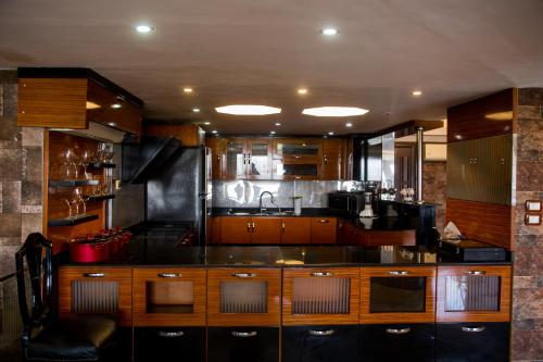 Dapur atau dapur kecil di Luxury Duplex penthouse with Full Great Nile view, entire apartment