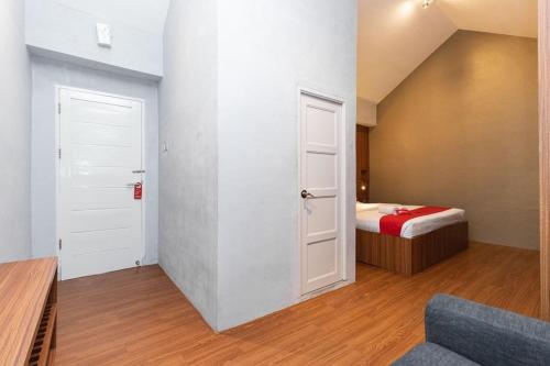 a room with a bedroom with a bed and a door at RedDoorz Premium near Centre Point Mall Medan in Medan