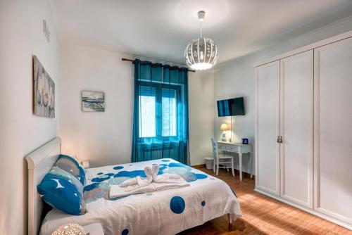 ソレントにあるCasa di Floのベッドルーム1室(ベッド1台、デスク付)