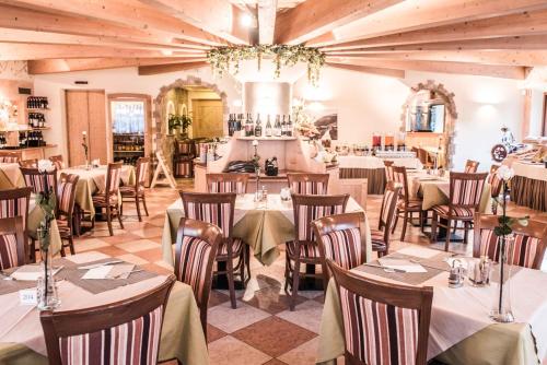 A restaurant or other place to eat at Hotel Angelica