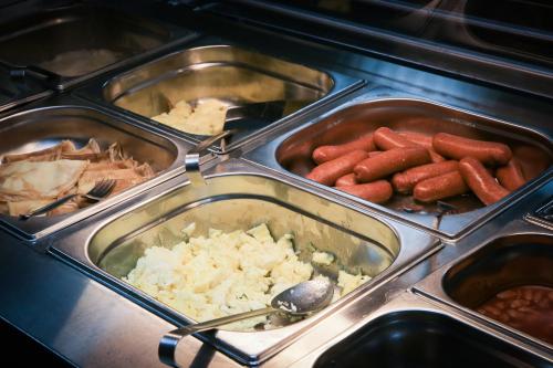 Ein Haufen Essen in Tabletts im Ofen. in der Unterkunft Chagala Hotel Aksai in Aksay