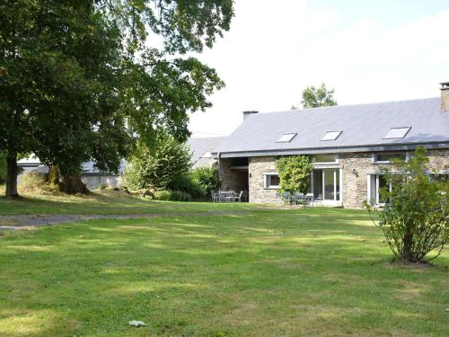 ein Steinhaus mit einem Hof davor in der Unterkunft Beautiful Ardennes house in quiet area in Sainte-Ode