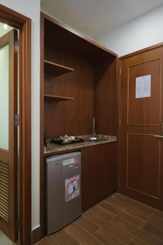 a kitchen with a dishwasher and a sink in it at Phạm Vân Sakura Hotel in Thuan An