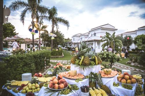 卡波裡祖托的住宿－Villaggio Spiagge Rosse，陈列着水果和蔬菜的桌子
