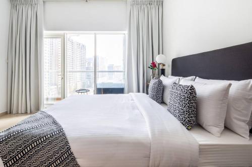 Postel nebo postele na pokoji v ubytování Frank Porter - Burj Al Noujoum
