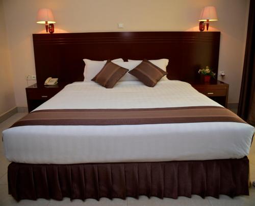 Postel nebo postele na pokoji v ubytování Nobleza Hotel