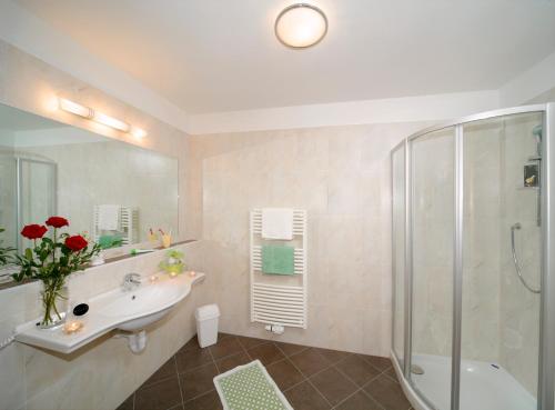a bathroom with a sink and a shower at Garni Kleefeld in Schenna