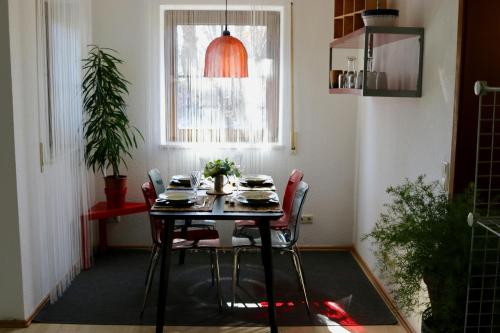mesa y sillas en una habitación con ventana en Biburg86420, en Biburg
