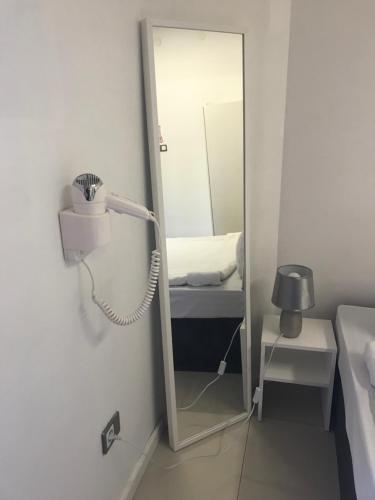 baño con espejo y secador de pelo en Wilcza Apartments, en Varsovia