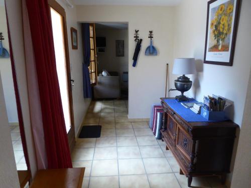 a hallway with a table with a lamp on it at Mas Saint Antoine in Rognonas